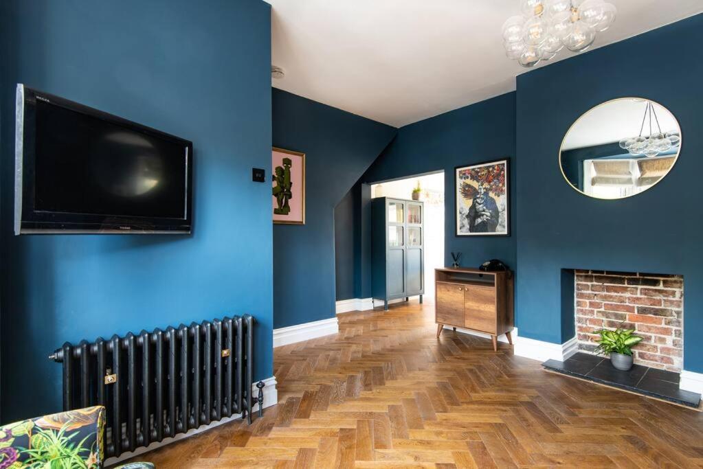 Hébergement de vacances Newly Renovated Victorian House With Free Parking *