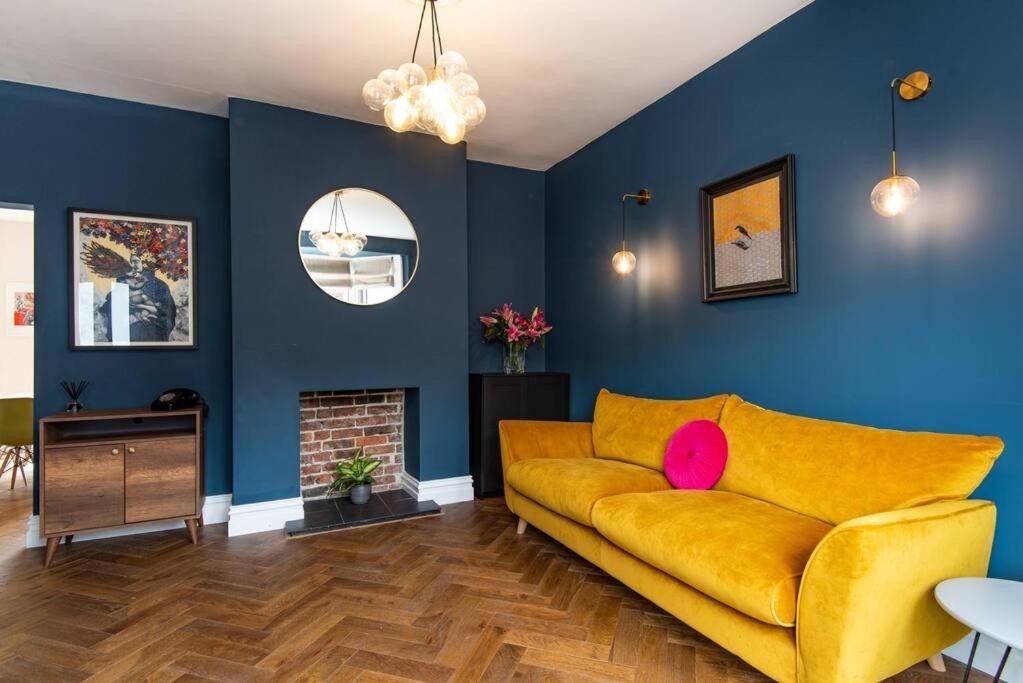 Newly Renovated Victorian House With Free Parking Hébergement de vacances