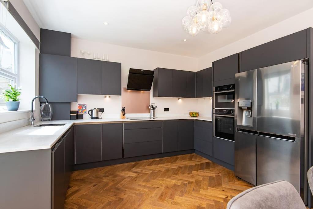 Newly Renovated Victorian House With Free Parking Hébergement de vacances *
