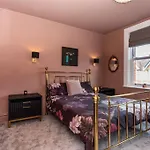 Newly Renovated Victorian House With Free Parking