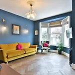 Newly Renovated Victorian House With Free Parking